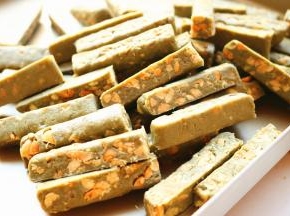 再切成均匀的糖块。