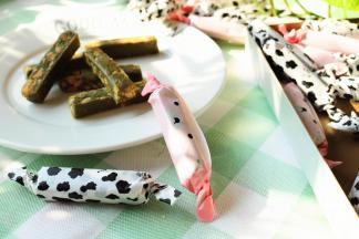 包上糖纸，抹茶花生牛轧糖完成。