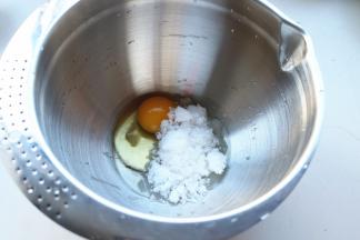 鸡蛋和砂糖，鸡蛋打散，继续搅拌至砂糖融化。
