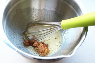 加入焦糖酱拌匀，焦糖酱可以提前做好，也可以现熬。