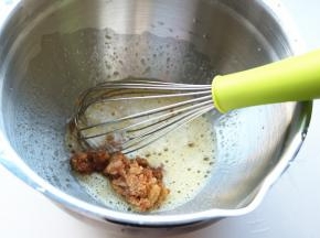 加入焦糖酱拌匀，焦糖酱可以提前做好，也可以现熬。