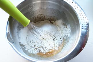 筛入低粉和泡打粉。