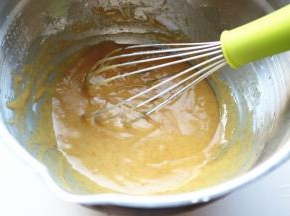 加入融化的液体状黄油，黄油可以用微波炉中火叮30秒就行