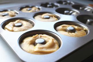 把面糊挤到模具里，这个量可以做6个甜甜圈。