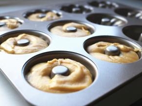 把面糊挤到模具里，这个量可以做6个甜甜圈。