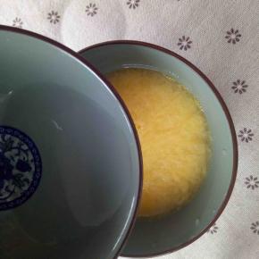 半碗热水倒入搅拌好的鸡蛋液中！