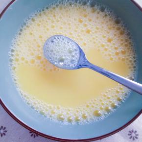 撇去浮沫！以防表面坑洼！