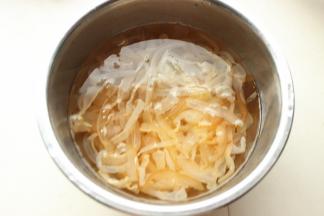 海蜇冷水浸泡3个小时以上，期间要换水2次以上。