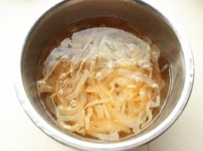 海蜇冷水浸泡3个小时以上，期间要换水2次以上。
