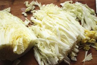 白菜嫩叶部分切细丝备用。