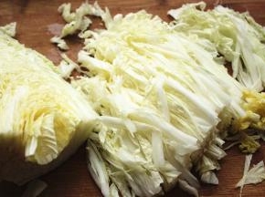 白菜嫩叶部分切细丝备用。