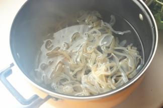 浸泡好的海蜇绰水30秒钟，不要时间太久。