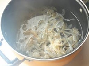 浸泡好的海蜇绰水30秒钟，不要时间太久。