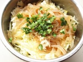 海蜇和白菜一起放在容器内，加切碎的香菜。