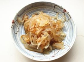 绰水之后的海蜇再次过冷水，捞出后沥干水分。