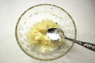 蒜和少量姜用压蒜器压成蓉，加一些冷水搅半分钟，蒜的辣味会充分激发出来。