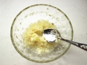 蒜和少量姜用压蒜器压成蓉，加一些冷水搅半分钟，蒜的辣味会充分激发出来。