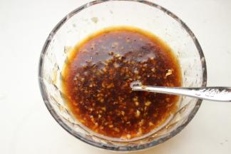 加入香醋，生抽，蚝油，芝麻油，搅匀，料汁就做好了。