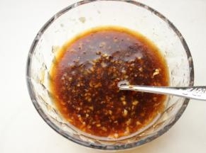 加入香醋，生抽，蚝油，芝麻油，搅匀，料汁就做好了。