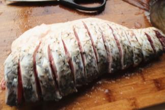 鱼身从鱼背处切开成片，鱼肚子不切断。