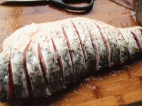 鱼身从鱼背处切开成片，鱼肚子不切断。