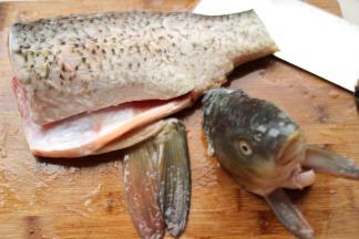 草鱼一条，去鳞去内脏洗净，切掉鱼头和鱼尾。