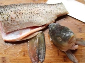 草鱼一条，去鳞去内脏洗净，切掉鱼头和鱼尾。