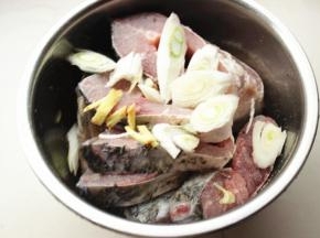 切好的鱼，加葱姜和盐，拌匀腌制20分钟。