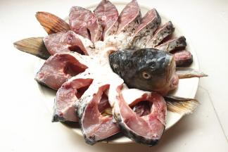 盘子里放一些姜片和葱段，鱼放上面，如图，呈孔雀开屏状。