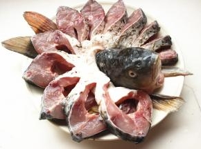 盘子里放一些姜片和葱段，鱼放上面，如图，呈孔雀开屏状。