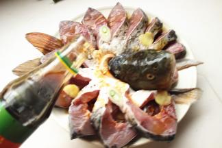 鱼身上再放几片姜片和葱段，再加蒸鱼豉油，尽量均匀。