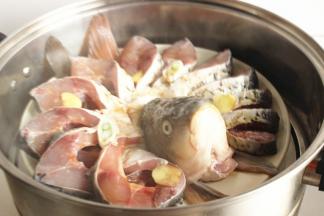 汤锅加水，放篦子，水烧开后放入鱼，大火蒸15分钟，关火后再焖5分钟。