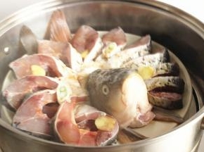 汤锅加水，放篦子，水烧开后放入鱼，大火蒸15分钟，关火后再焖5分钟。