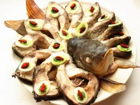 蒸好的鱼，每一片鱼肉上放一片葱，再放一片香菜叶子，再放一颗枸杞，装饰一下