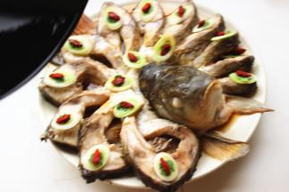 均匀泼在鱼身上即可。