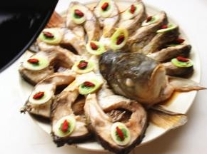 均匀泼在鱼身上即可。