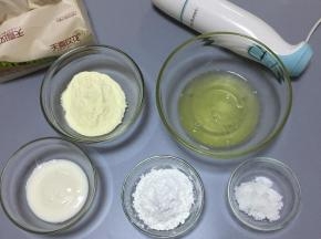 将所有食材准备好，提前做好后面需要的东西，比如裱花袋，裱花嘴，烤盘烤垫弄好，这样可以减少时间，以防蛋白消泡