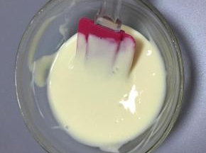 用刮刀拌匀，这里没有什么要注意的，就是要拌匀，不能有颗粒，成浓稠丝滑状就行