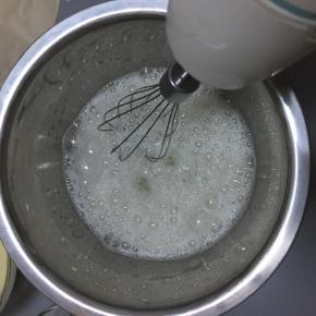 蛋清滴入白醋或者柠檬汁打发，糖分3次加入