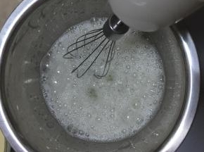 蛋清滴入白醋或者柠檬汁打发，糖分3次加入