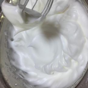 打发至硬性发泡，提起打蛋器有短尖角就可以了，蛋白打的到不到位是做溶豆的关键