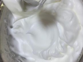 打发至硬性发泡，提起打蛋器有短尖角就可以了，蛋白打的到不到位是做溶豆的关键