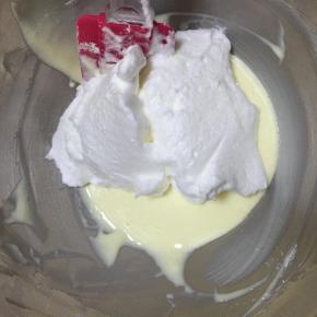取一半蛋白和酸奶糊用翻拌的手法拌匀，注意这里要翻拌，不能画圈，不然会消泡的