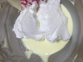 取一半蛋白和酸奶糊用翻拌的手法拌匀，注意这里要翻拌，不能画圈，不然会消泡的