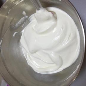 拌匀后倒入剩下的蛋白翻拌均匀，动作要快速轻柔一些，拌匀后的样子如图