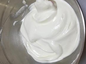 拌匀后倒入剩下的蛋白翻拌均匀，动作要快速轻柔一些，拌匀后的样子如图