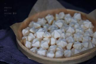 烤好的溶豆晾凉后立即放入密封罐里保存