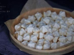 烤好的溶豆晾凉后立即放入密封罐里保存