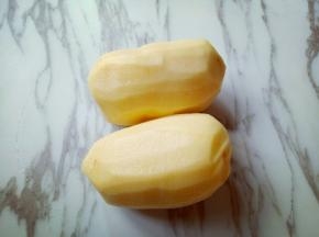 将土豆去皮。
