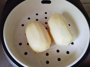 去皮的土豆放入蒸屉隔水蒸熟。